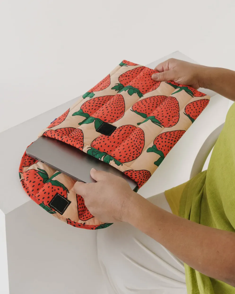 Baggu - Puffy Laptop Sleeve 16", Strawberry